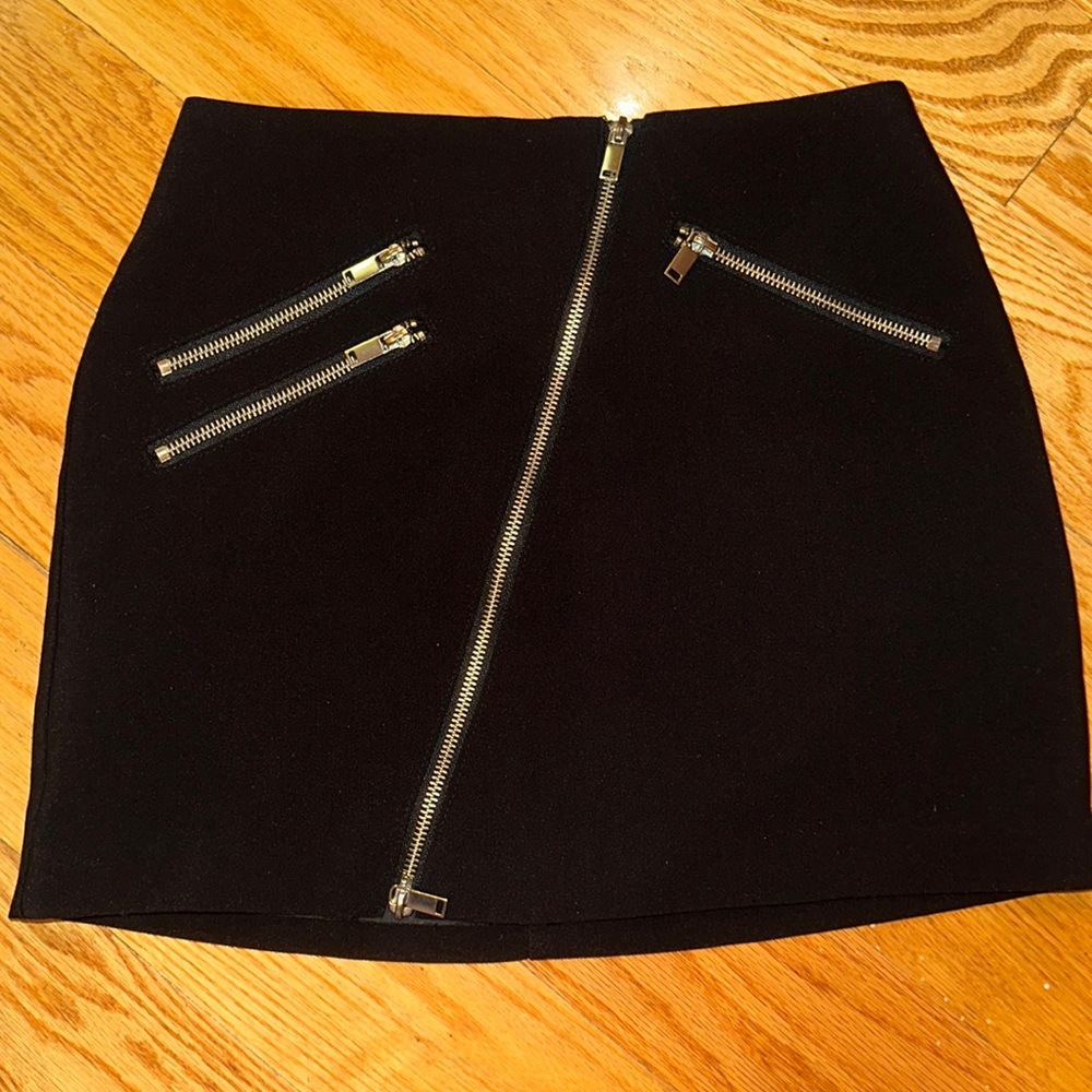 H&M NEW Black Mini Skirt w/zippers: size 4